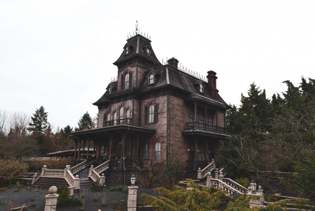 Hier zie je een afbeelding van een haunted house. Een spookhuis. 