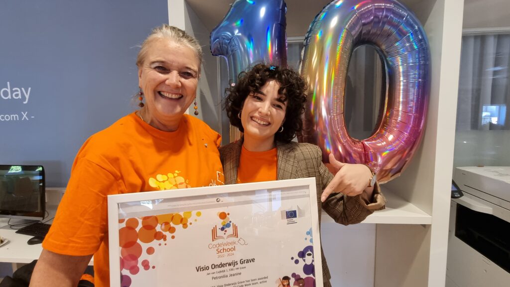 Pauline Maas (Koninklijke Visio) & Eugenia Casariego Artola (CodeWeek.eu) met het School Label